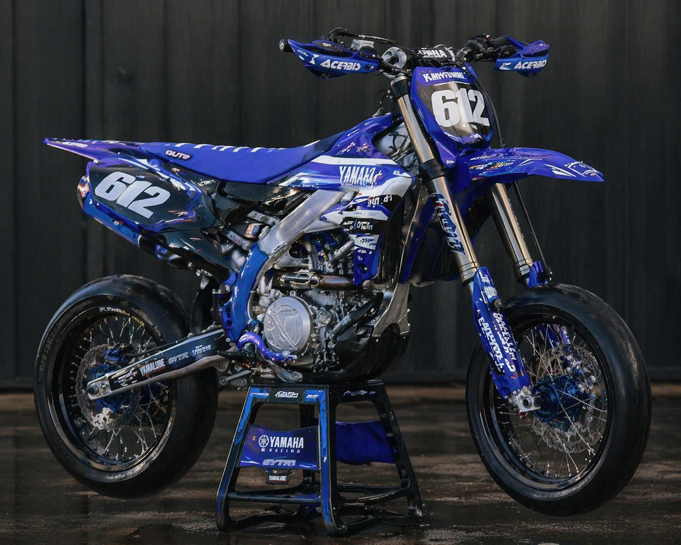 Yamaha YZF250 supermoto immagine illustrativa